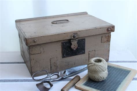 Ancienne boîte de rangement en bois