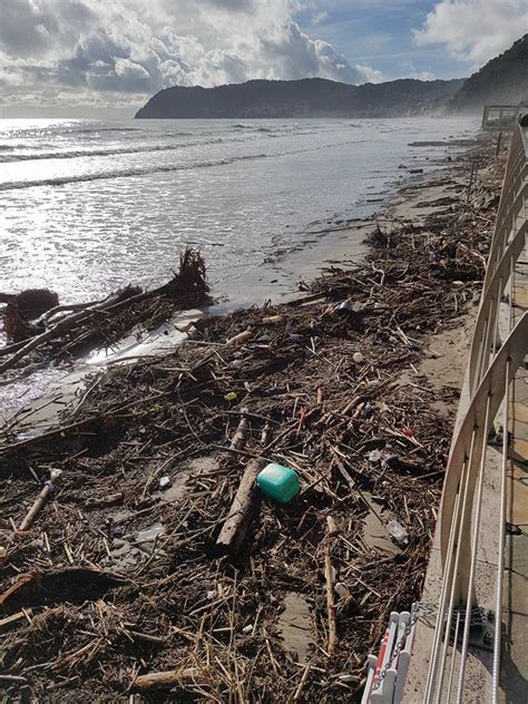 Detriti Sulle Spiagge Della Riviera Intoccabili Si Attende Il Via