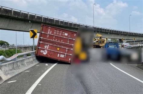 國1聯結車過彎「失速」翻覆！車頂秒削半 駕駛一度受困 社會萬象 生活 Nownews今日新聞