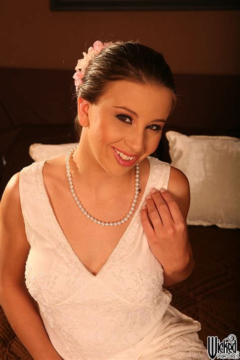 Hot MILF Kelly Kline Takes Off Her Wedding Dress Spreads Her Trimmed Pussy CoedCherry