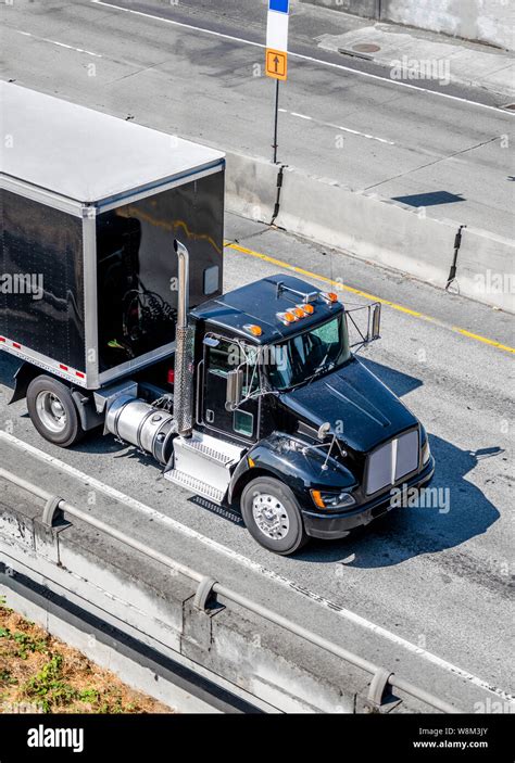 Shiny Black Professional Industrial Grade Big Rig Day Cab Semi Truck For Local Deliveries