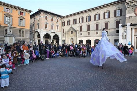 Coriandoli E Sorrisi Per Il Marted Grasso In Centro A Reggio Emilia