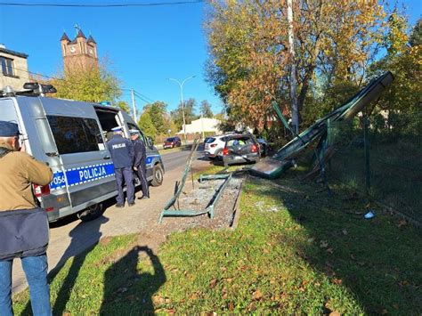 Wypadek na Rudzkiej Kierowca stracił panowanie nad samochodem zjechał