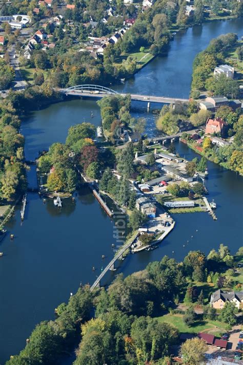 Luftbild Fürstenwalde Spree Schleusenanlagen am Ufer der Wasserstraße