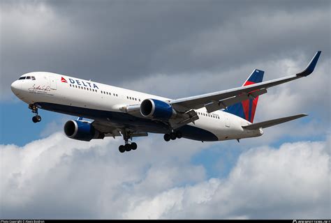 N16065 Delta Air Lines Boeing 767 332ER WL Photo By Alexis Boidron