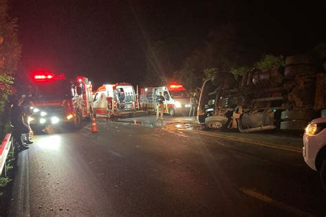 Uma pessoa morre após tombamento de caminhão na BR 386 em Pouso Novo