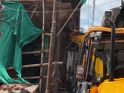 Varanasi Crime Varanasi Bulldozer On Illegal Four Storey Building In Varanasi प्राधिकरण ने