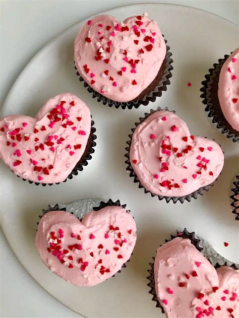 This Trick For Making Heart Shaped Cupcakes Without A Special Pan Is