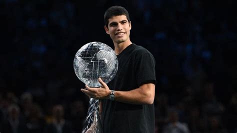 Alcaraz recibe el trofeo de número uno del ranking