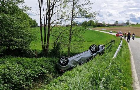 Auto überschlägt sich und landet im Bach 18 Jähriger kommt ins Krankenhaus