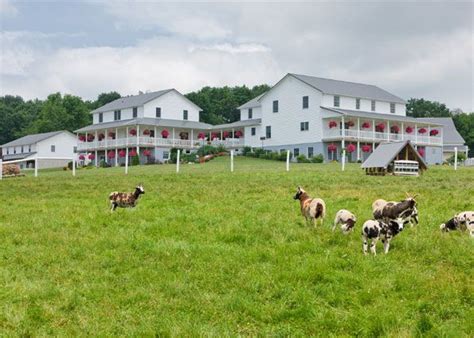 Amish Farm House The Farm At Walnut Creek Amish House Amish Farm Amish Country