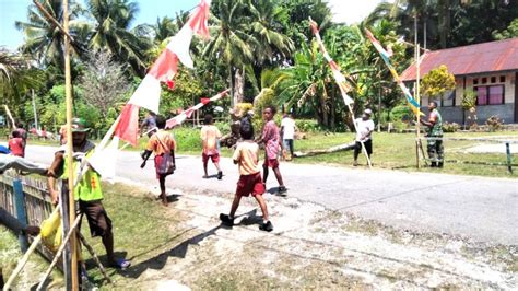 Sambut Sail Teluk Cenderawasih Babinsa Posramil Biak Timur Bantu Warga