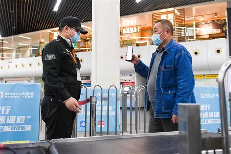 今日起乘坐上海地铁不再查验核酸检测阴性证明，仍需扫场所码视频 文汇网