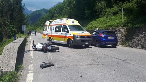 Moto Tampona Un Auto Centauro Grave In Ospedale Giornale Di Brescia