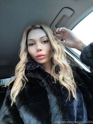 Mery Amateur Shemale Photo Gallery