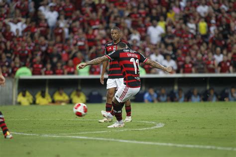 Flamengo Vence De Novo O Nova Igua U E Campe O Invicto Do Carioca