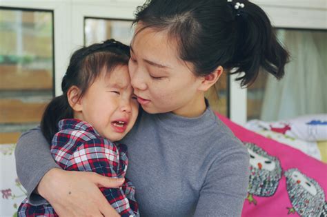 孩子们依偎在我的怀抱中寻求心灵的抚慰 中华人民共和国教育部政府门户网站