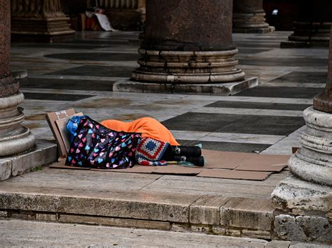 Roma Clochard Trovato Morto Tra I Cassonetti Vicino Al Vaticano