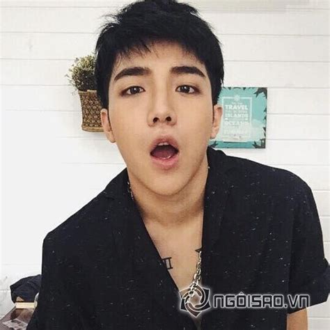 Hot girl và hot boy Việt Thúy Vi nghịch dại dùng sơn móng tay làm mới iphone nữ