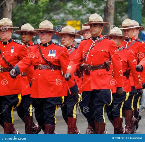 Real Polic A Montada Del Canad Que Marcha En Desfile Fotograf A