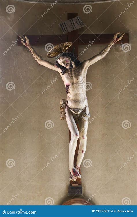 Estátua De Jesus Em Vaticano - Estatua De Jesus Christ Crucificada En St. Plaza De Peters En Vatican ...