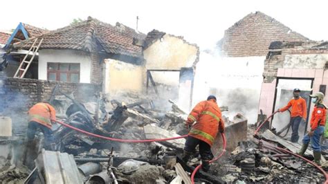 Foto Rumah Di Mojokerto Ludes Terbakar Pemilik Alami Luka Bakar