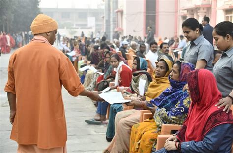 Cm योगी ने लगाया जनता दरबार 300 लोगों की सुनी फरियाद कहा जरूरतमंदों