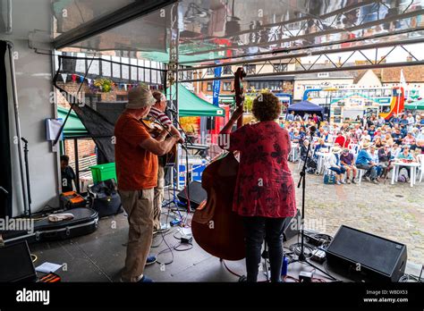 Sandwich folk and Ale Festival. Folk music group Cajun Boogaloo on stage in the market square ...