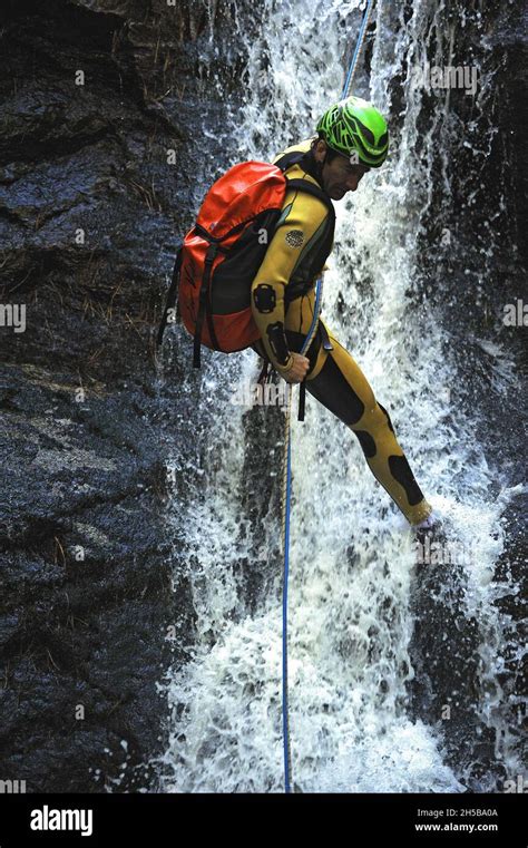 Rappel y muro de escalada fotografías e imágenes de alta resolución Alamy