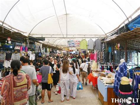 Bang Nam Pheung Floating Market in Bangkok