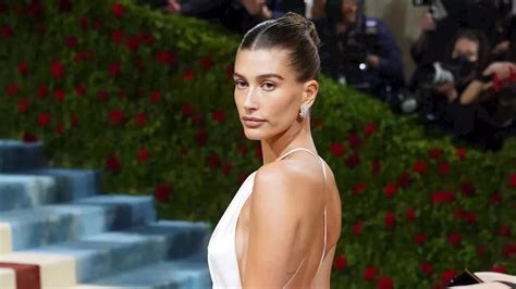 Hailey Bieber Im Sexy Naked Dress Sagt Sie Zum Dritten Mal Ja