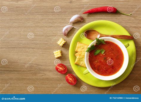 Gazpacho Da Sopa Do Tomate Em Um Copo Verde Em Uma Tabela De Madeira