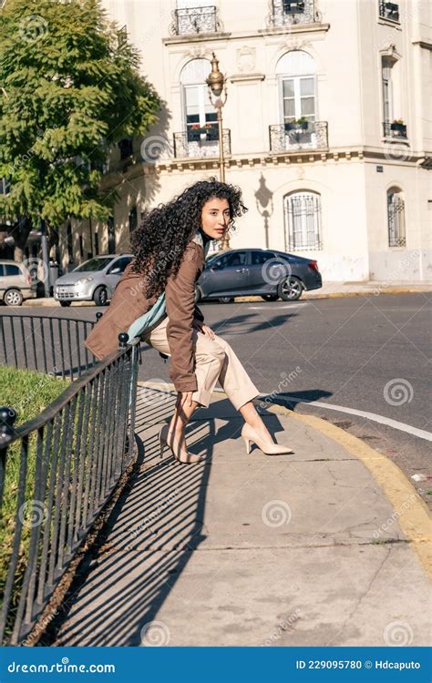 Bella Latina Sentada En Una Barandilla En La Calle Foto De Archivo Imagen De Modelo Lindo