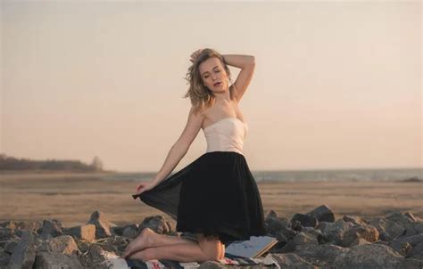 Обои girl young beautiful model sweet stones book blonde на телефон и рабочий стол