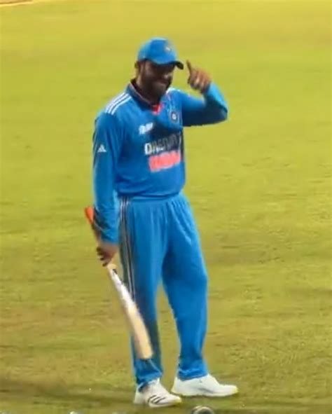 Asia Cup 2023: WATCH- Rohit Sharma signals a fan to wave the India flag ...