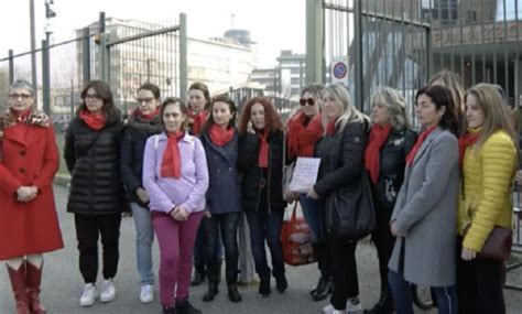 Lavoratrici Dell Ospedale Di Empoli Spiate Sotto La Doccia Sit In