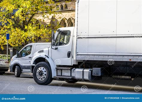 Middle Class Day Cab Rig Semi Truck With Box Trailer And Cargo Mini Van Make Deliveries To