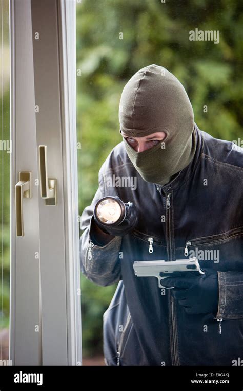 Einbrecher In Einem Fenster Housebreaker Einbruch Stockfotografie Alamy