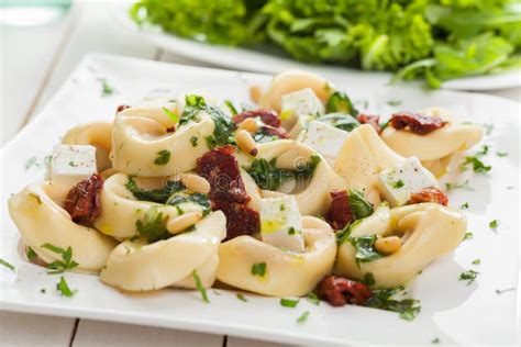 Pastas Rellenas Del Tortellini En El Fondo Blanco Imagen De Archivo