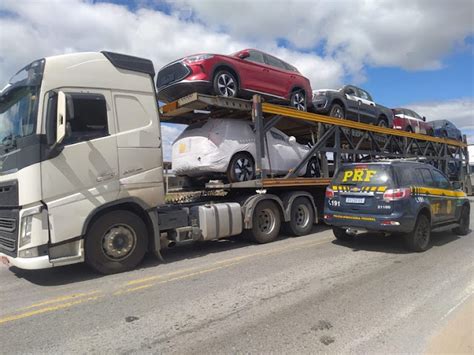 Caminhão cegonha é apreendido pela Polícia Rodoviária Federal carro