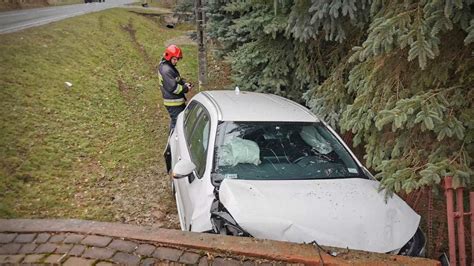 Ustrobna Latek Wjecha Toyot W Przepust