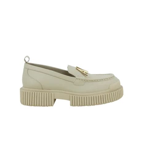 Armani Exchange ist eine weltweit bekannte Modemarke.