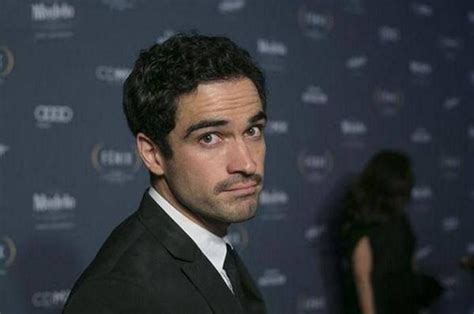 Alfonso Herrera No Tapete Vermelho Dos Premios Fenix