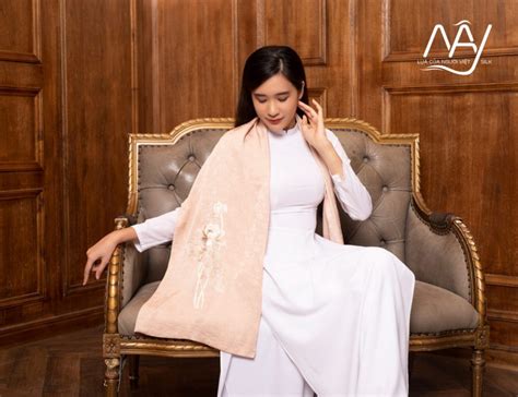 Khăn choàng lụa cao cấp thêu hoa sen màu nude Quà tặng đối tác sang trọng Mayhandmade Khăn