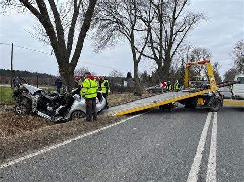 Makabryczny Wypadek Auto Dachowa O I Uderzy O W Drzewo Kierowca Nie