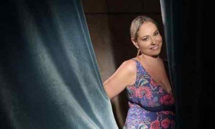 La Sex Symbol Di Tinto Brass A Napoli Gaia Zucchi Presenta In Esclusiva Il Suo Libro Su