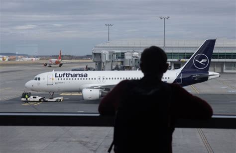 Lufthansa CEO Says Flagship Airline to Weigh on Earnings - Bloomberg