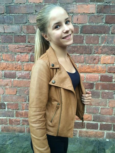 9 Hot Sexy Saana Boelius Bikini Pics