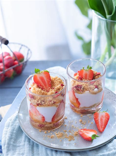 Einfaches Erdbeerdessert Im Glas Mit Joghurt Und Keksen Rezept In