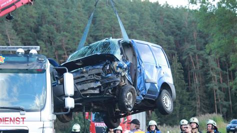 Heftiger Unfall In Bayern Motor Bei Frontalzusammensto Aus Opel